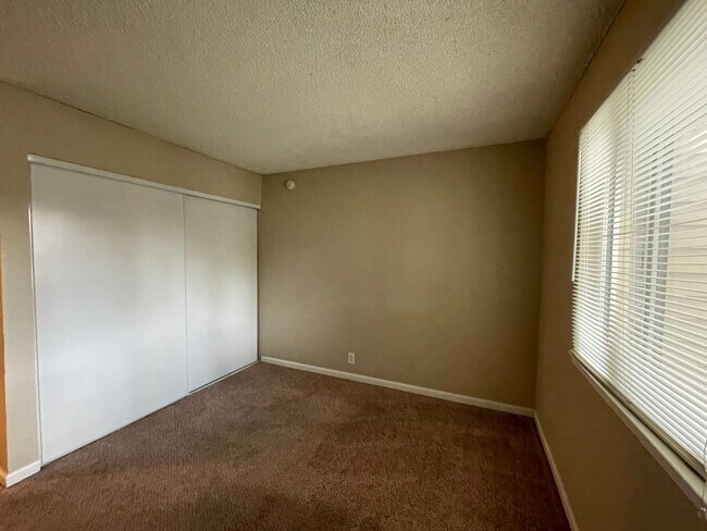 Building Photo - 2 Bedroom and 1 Bathroom South Reno Condo
