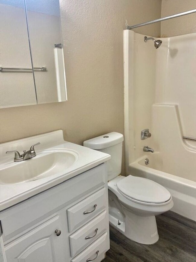 Building Photo - Beautifully Remodeled 2 Bedroom 1 Bath Apa...