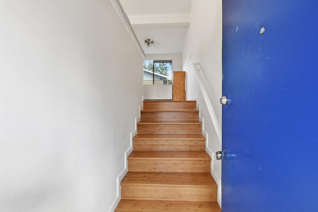 Building Photo - 2Bd/1.5Ba Bellevue Townhouse