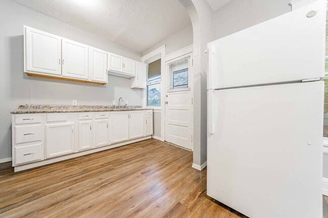 Building Photo - 2020 W 99th St