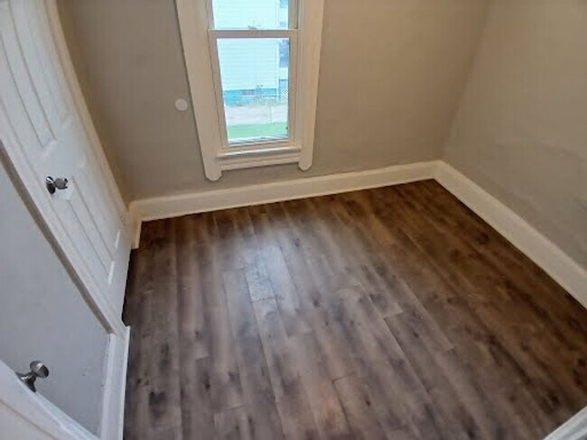 Building Photo - 2096 W 93