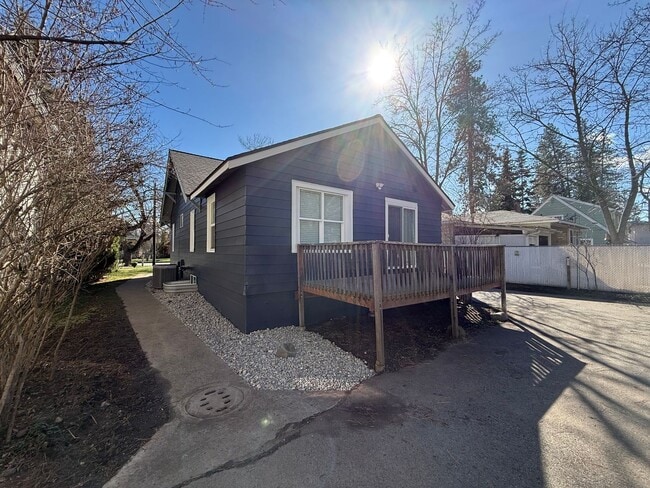 Building Photo - Newly Renovated 3 Bed, 1 Bath House w/ Bonus Room!