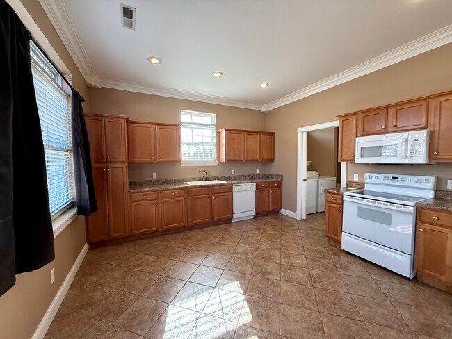 Building Photo - 98 Melrose Dr