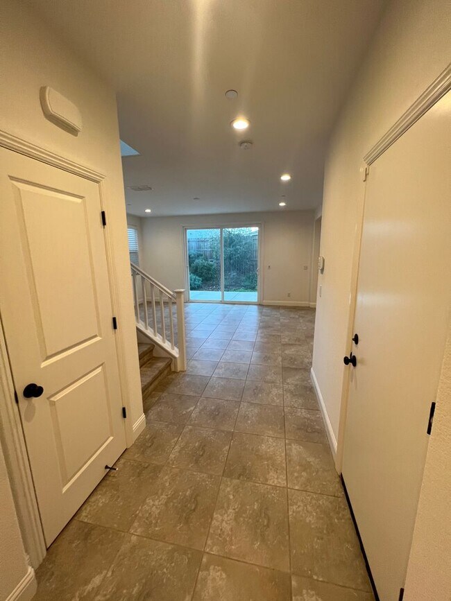 Building Photo - Spacious 4 Bedroom Home with Downstairs Bedroom and Upstairs Loft in Whitney Ranch Rocklin