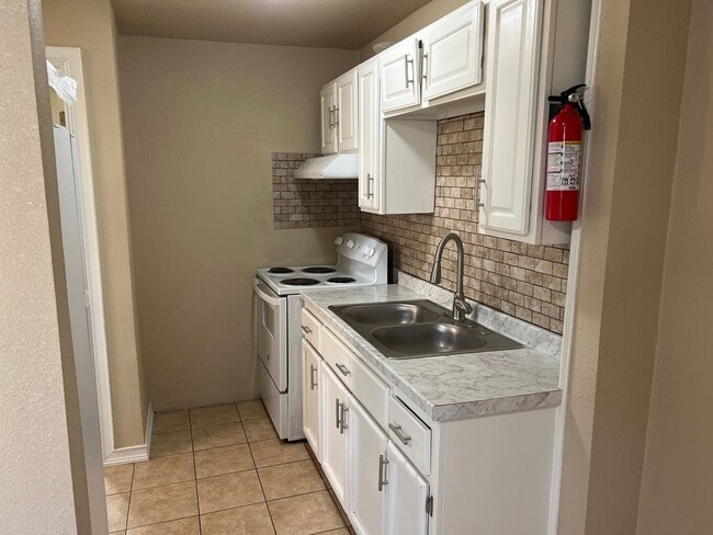 Building Photo - 2 Bedroom 1 Bath Duplex