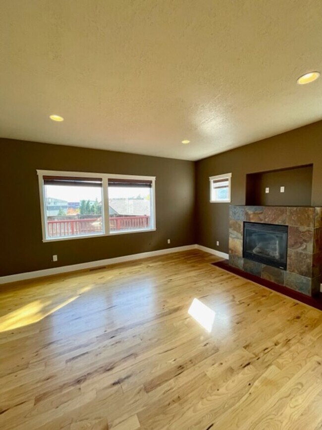 Building Photo - Gorgeous 3 bedroom spacious home in NE Ben...