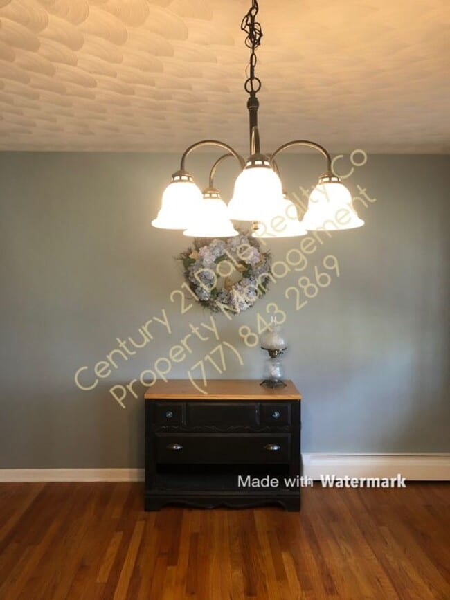 Building Photo - Very Large 3 BR House in North Eastern School District