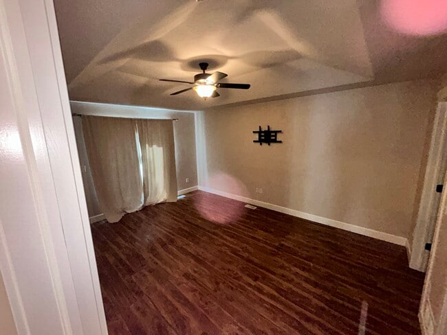Building Photo - 1432 Falcon Dr