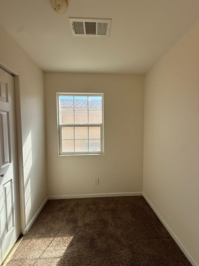Building Photo - Centrally Located Large Two Story Home on ...
