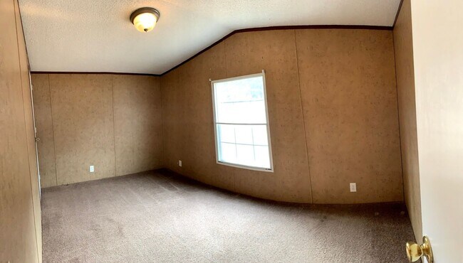 Building Photo - Large 3 BDR / 2 Bath home