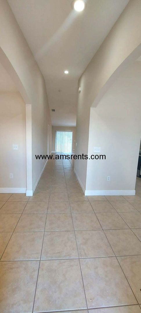 Building Photo - Coming Soon- Spacious 3-bedroom 2 baths in Poinciana