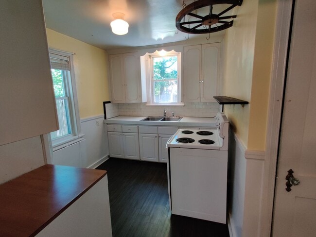 Building Photo - 3 bedroom home with a detached garage