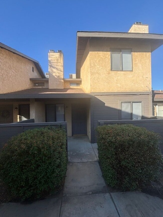 Building Photo - Newly Renovated 2 Bedroom / 1.5 Bathroom T...