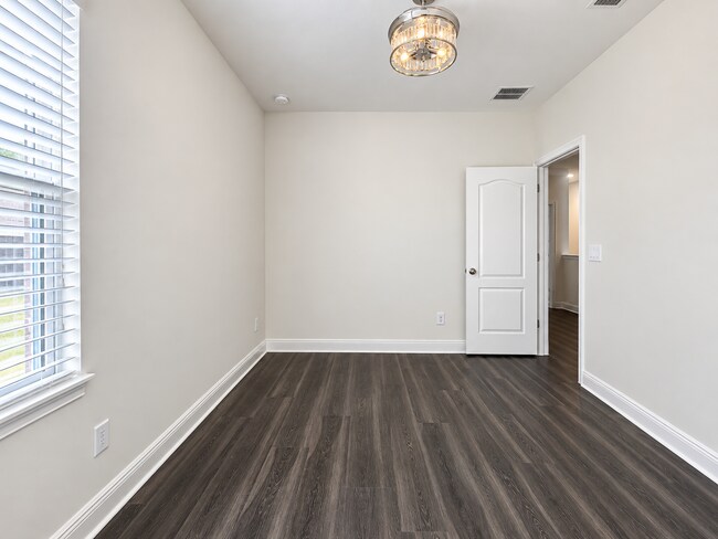 Building Photo - 6603 Calamondin Dr