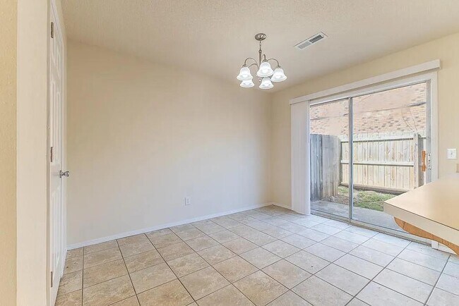 Building Photo - 410 SE J St