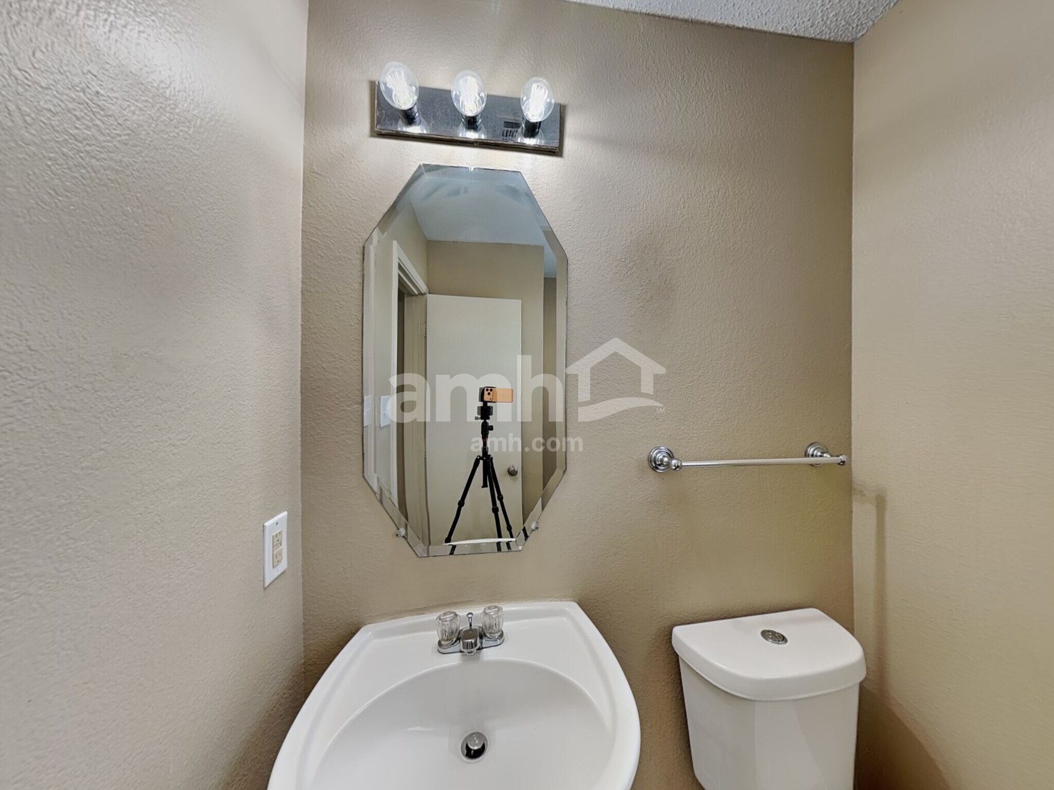 Building Photo - 321 Quail Run Rd