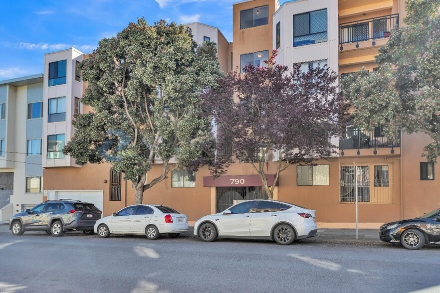 Building Photo - 790 7th Ave