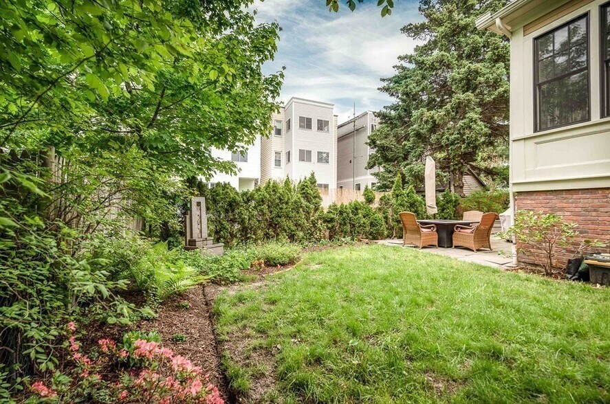 Building Photo - 15 York Pl