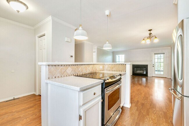 Building Photo - Updated 3-Bedroom Townhome in Ideal Location