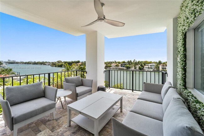 Primary Photo - 5640 Collins Ave