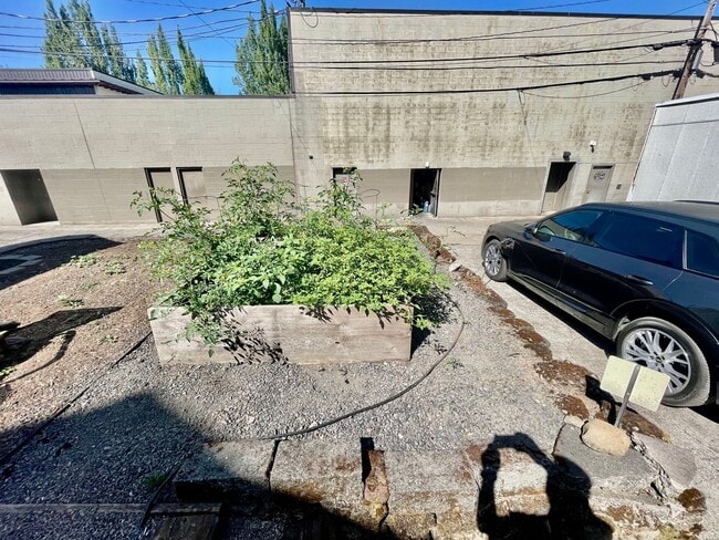 Building Photo - Prime Location! Modern 2BD/1 BA with A/C & EV Charging Steps from Mississippi