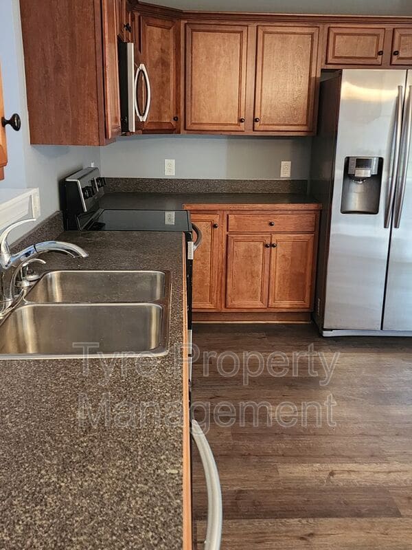 Building Photo - 320 S Square Dr