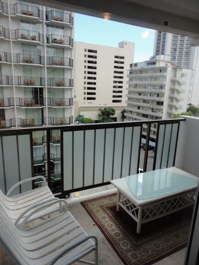Building Photo - Room for Rent in Waikiki 2 Blocks from Beach