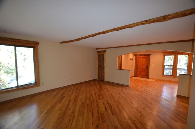 Building Photo - 471 High Point Dr