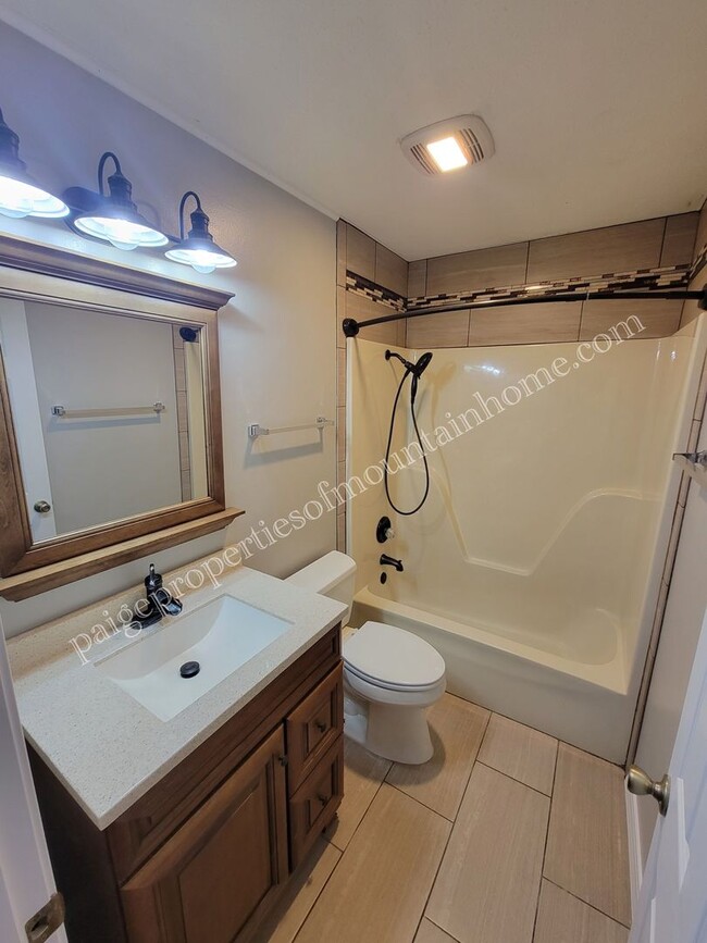 Building Photo - Town Park 3 bed 1 bath