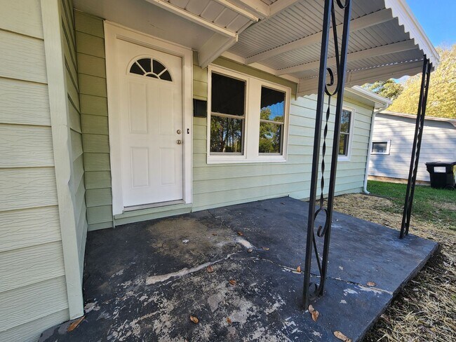 Building Photo - Spacious 3-Bedroom, 1-Bathroom Home AVAILA...