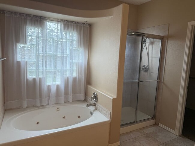 Building Photo - Location, Location!  3 Br, 2 Ba, fireplace in living room, kitchen appliances