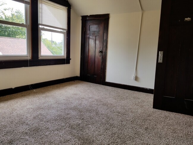 Building Photo - ***AUGUST 2027*** 5 Bed 3 Bath House Downtown