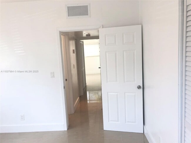Building Photo - 8227 Crespi Blvd