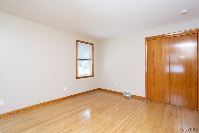 Building Photo - 685 Barrally St