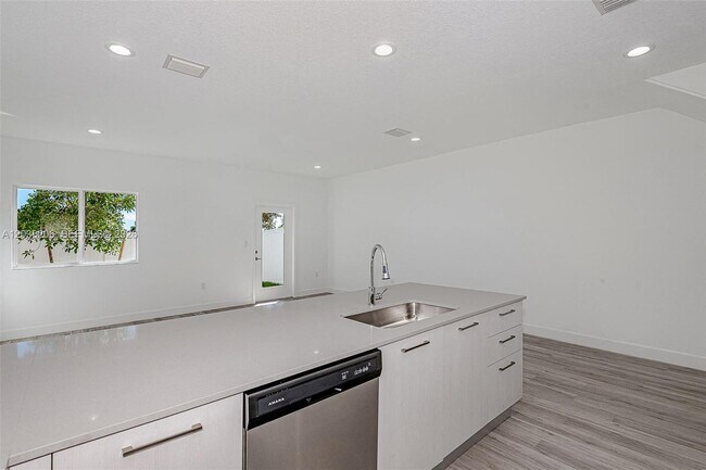 Building Photo - 635 NW 30th Ave