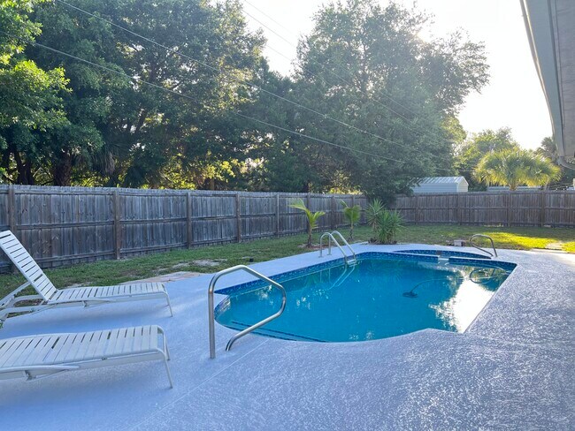 Building Photo - 540 S Manor Dr