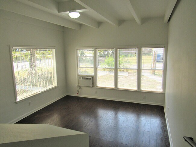 Building Photo - HIGHLAND PARK 3-BEDROOM
