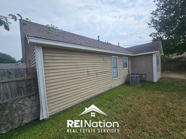 Building Photo - MEMPHIS CHARMER! | Brick Fireplace & Bright Windows | 3 Bed / 2 Bath & Fenced Yard!