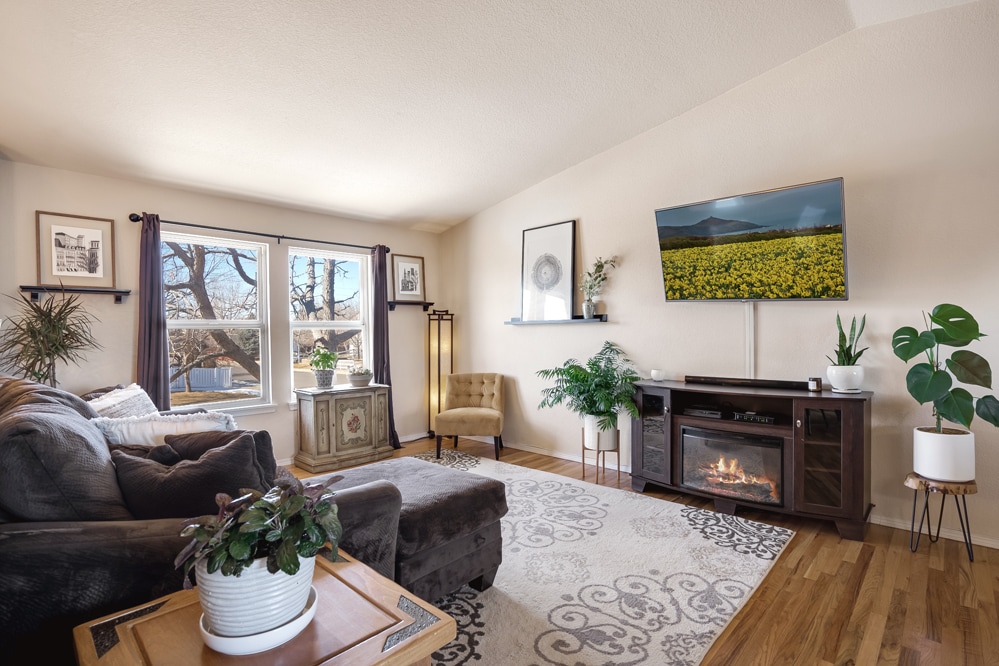 Main living room - 500 Broadview Dr