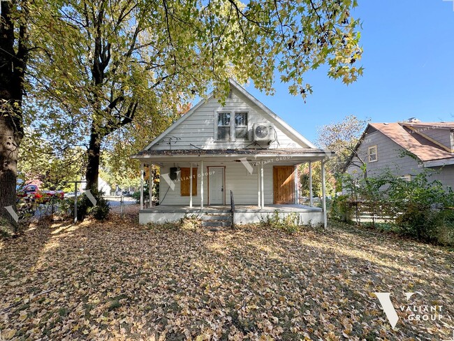 Building Photo - Charming Bungalow-Style Three-Bedroom Two ...