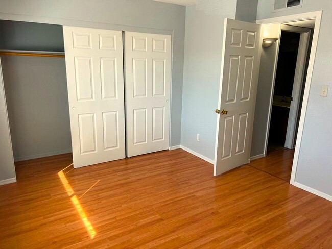 Building Photo - AFFORDABLE TOWNHOME IN TEMPE!!