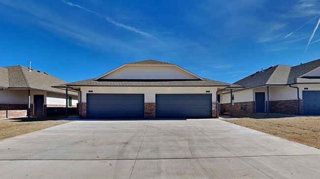 Building Photo - Luxury 3 Bedroom 2 Bathroom Duplex with 2 Car Garage in Bethany, Ok