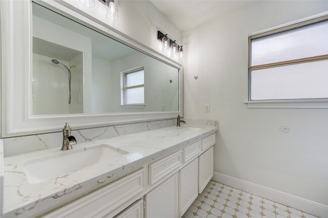 Building Photo - 5930 Miller Valley Dr
