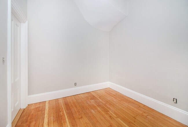 Building Photo - 61 Monmouth St