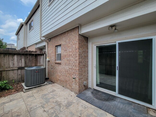 Building Photo - Medical Center Living at Its Best – Poolsi...