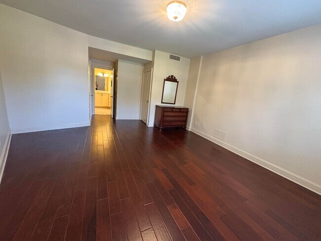 Building Photo - 5400 Park Ave