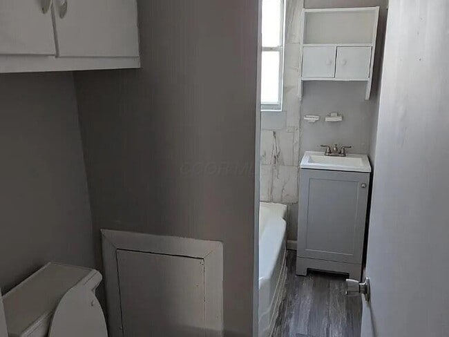Building Photo - 148 Collingwood Ave