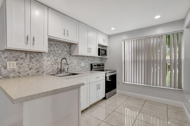 Building Photo - 4156 Inverrary Dr