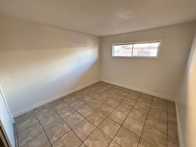 Building Photo - Charming 2Bed/1Bath ground floor apartment located in Northern/Central part of Las Vegas