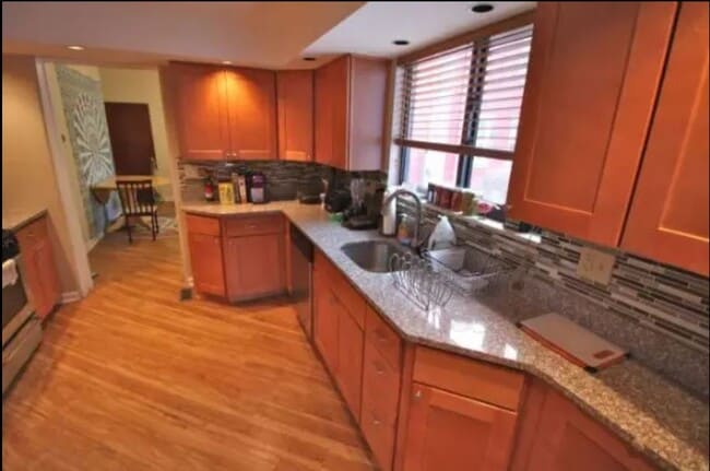 Building Photo - 2206 Sarah St